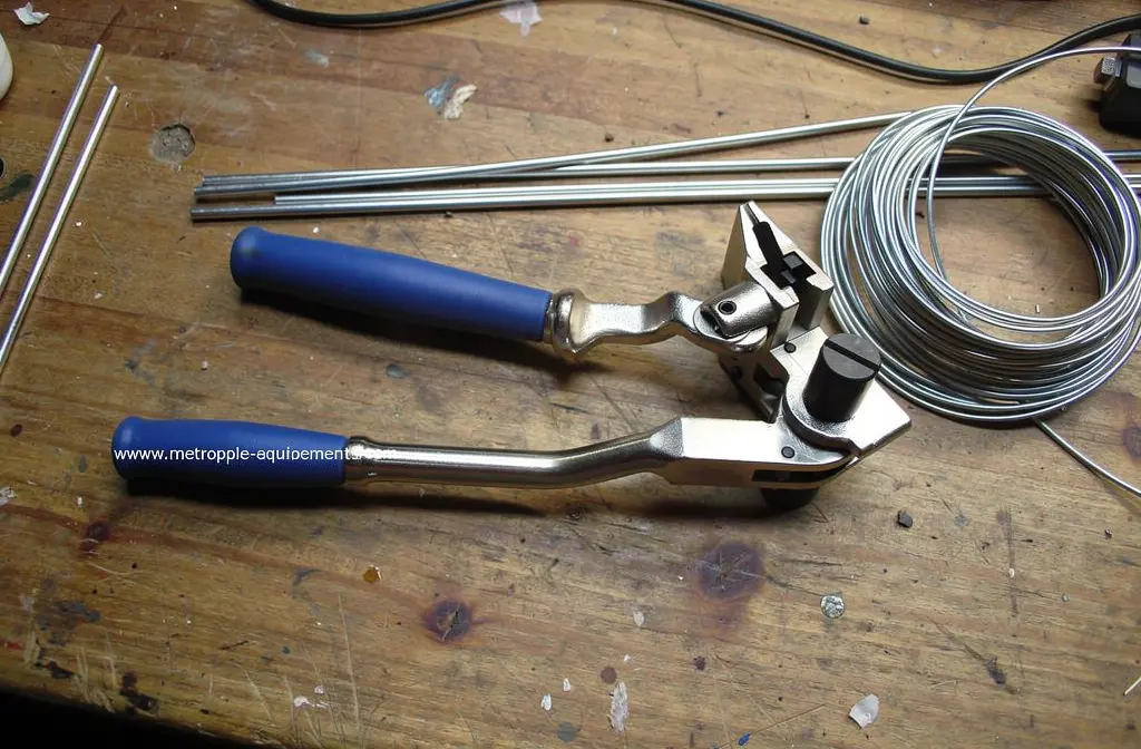 Pince coupante et pince à bec cranté posées sur le bois, avec bobine de fil métallique argenté et tiges métalliques à l’arrière. intégrer le mot-clé: outils de jardinage essentiels. (Note: image montre principalement outils de bricolage; si besoin ajuster)